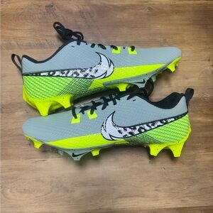 Nike men’s Gray and Neon Green Soccer Cleats size 13